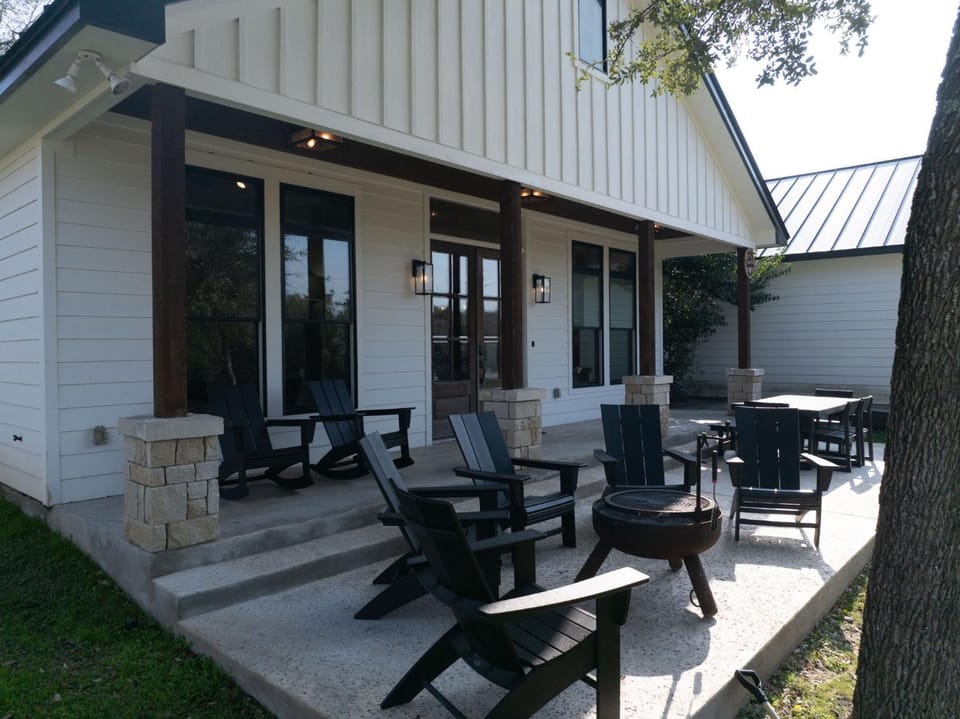 River Access Firepit BBQ Pet Friendly Sleeps 8 House in Kyle