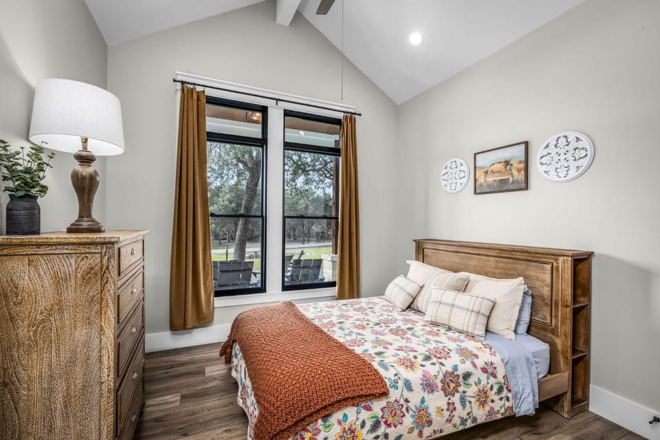 River Access Firepit BBQ Pet Friendly Sleeps 8 House in Kyle