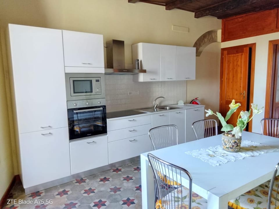Kitchen or kitchenette, Dining area, oven, stove