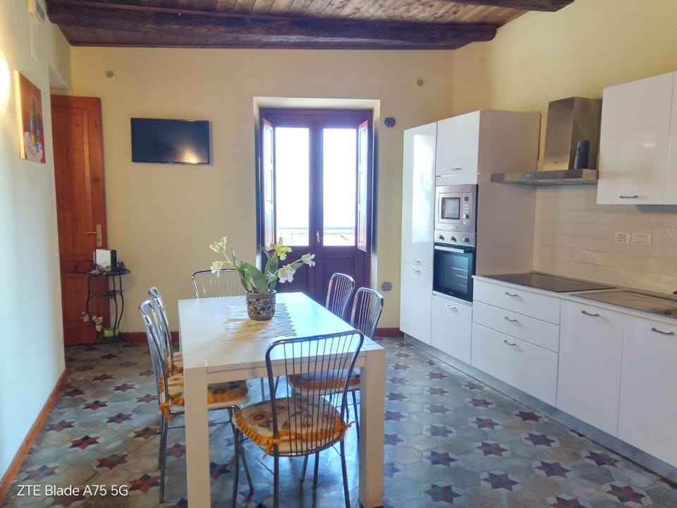 Kitchen or kitchenette, Dining area, stove