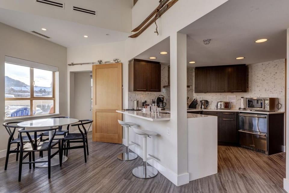 Kitchen or kitchenette, Dining area
