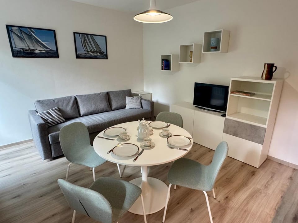 Communal lounge/ TV room, TV and multimedia, Living room, Seating area