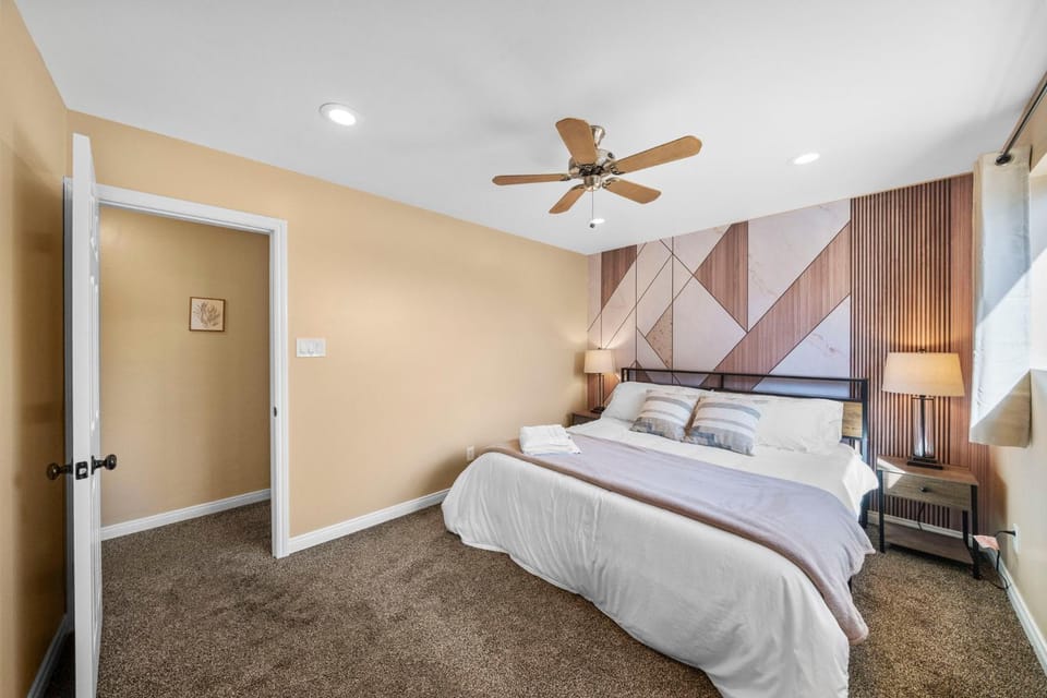 The Veranda Large Deck, BBQ & Fire Pit House in Linda Vista