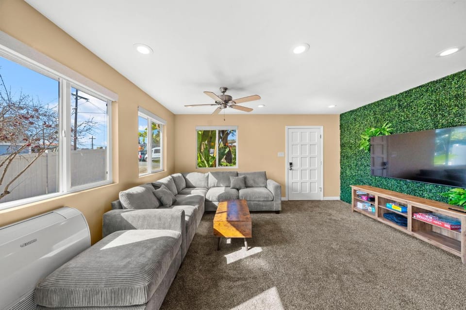 The Veranda Large Deck, BBQ & Fire Pit House in Linda Vista