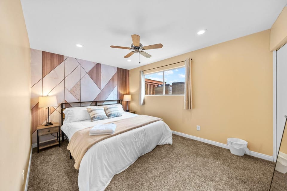 The Veranda Large Deck, BBQ & Fire Pit House in Linda Vista