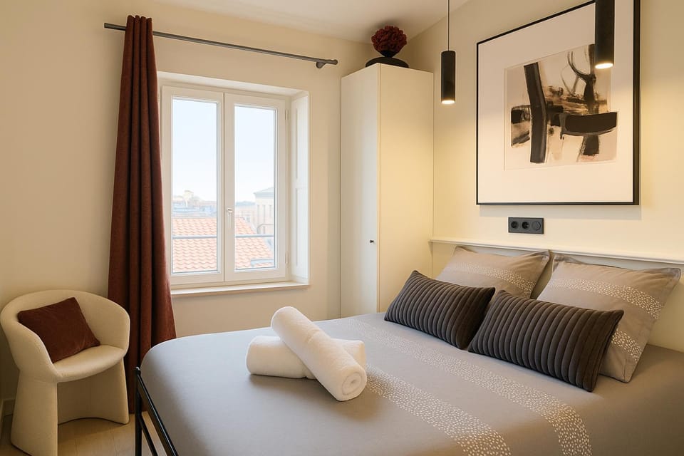 Bedroom, towels