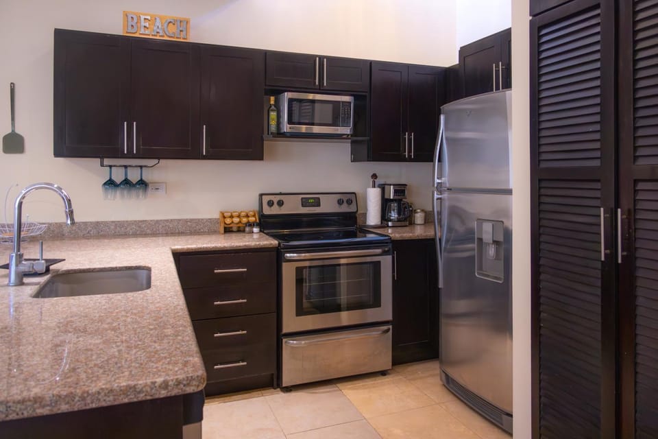 Coffee/tea facilities, dishwasher, oven, stove, toaster, laundry, kitchen