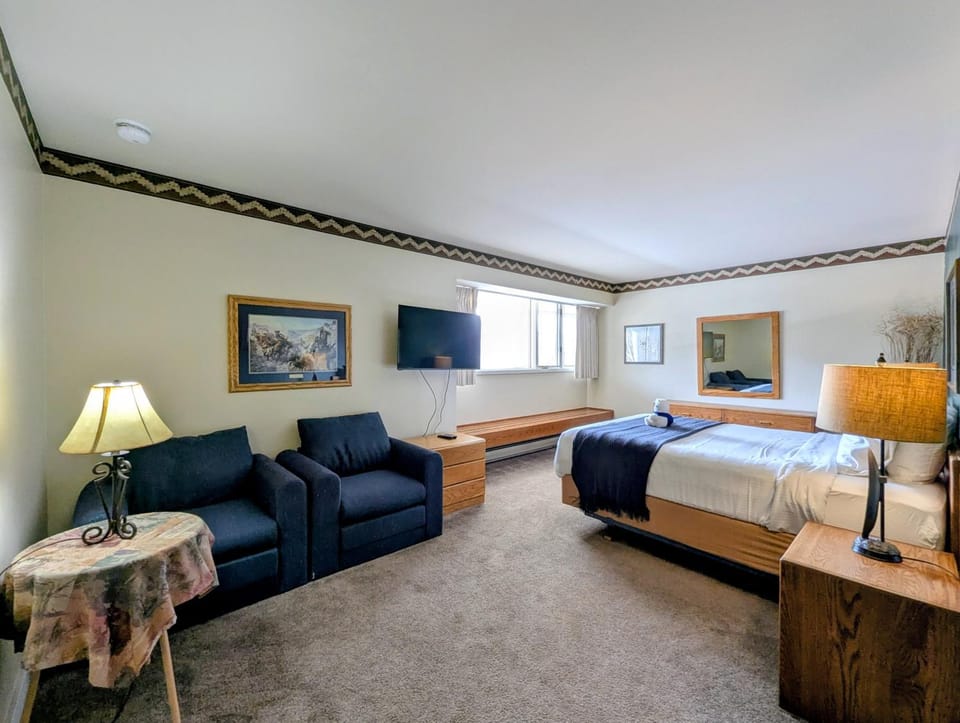Bed, Day, Bathroom, TV and multimedia, Balcony/Terrace, Seating area, Bedroom, furniture