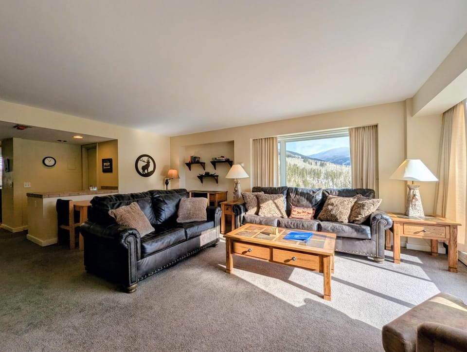 Living room, Seating area, Mountain view, furniture