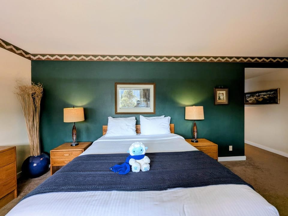 Bed, Bedroom, furniture, towels