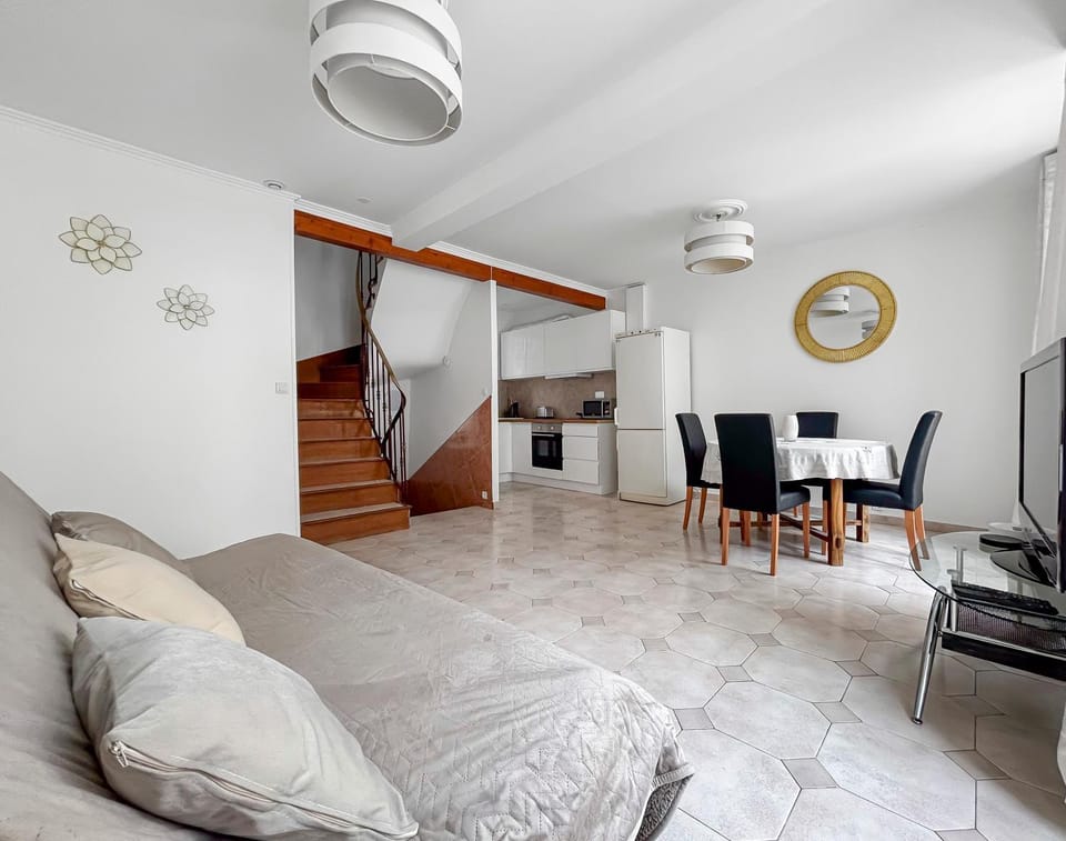 Kitchen or kitchenette, Living room, Seating area