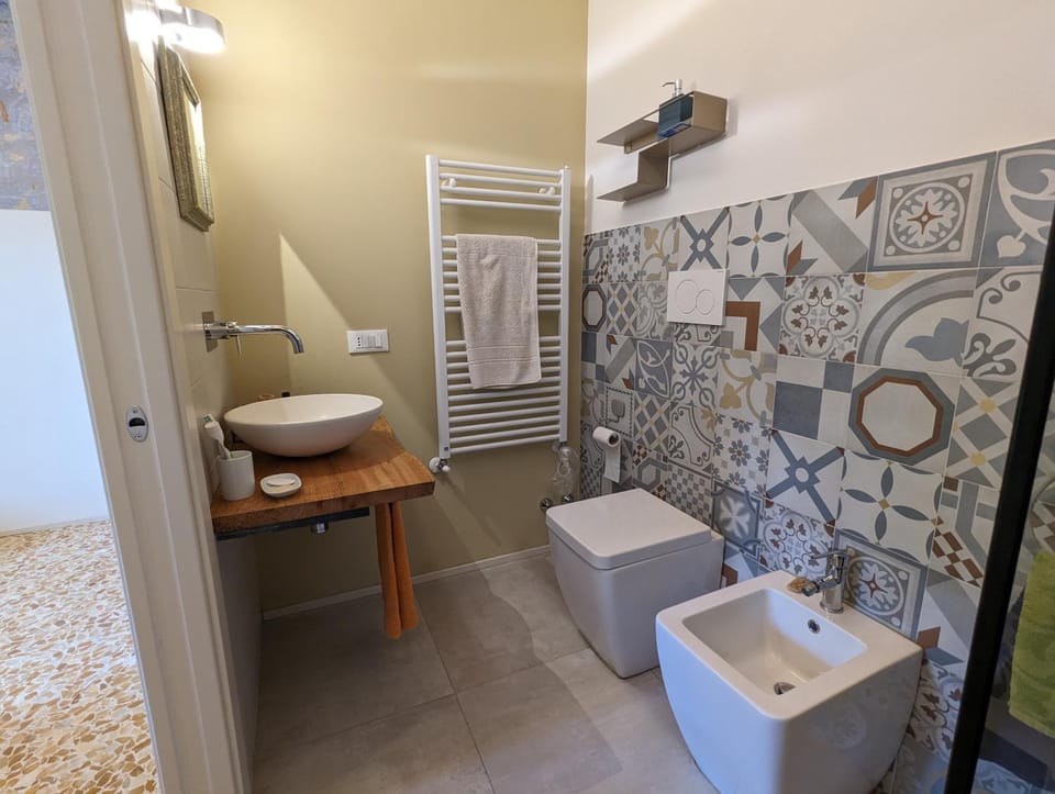 Shower, Bathroom, bidet, towels