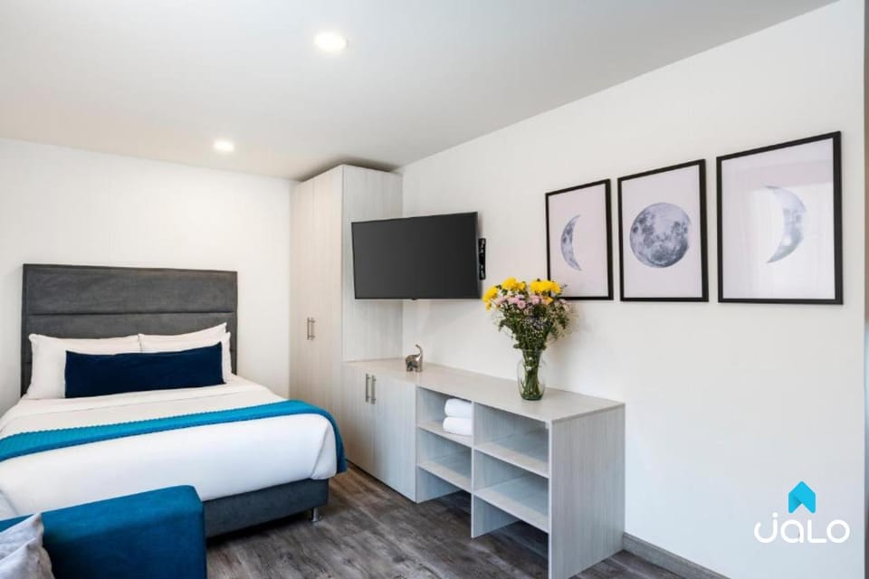 Bed, TV and multimedia, Bedroom