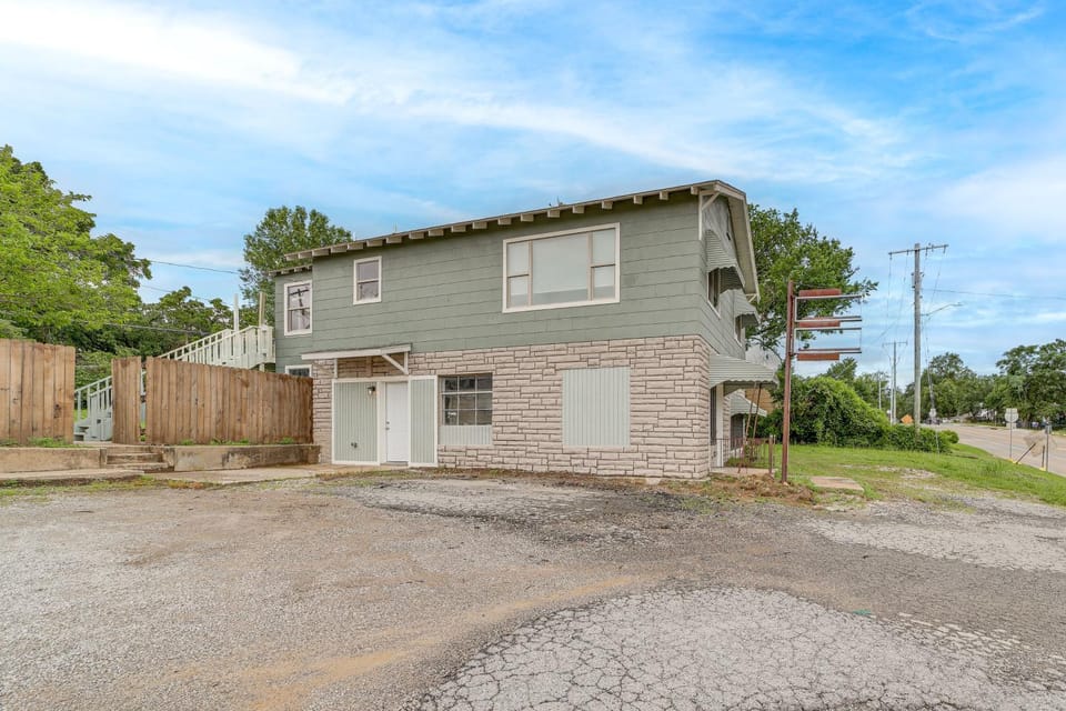 7 Mi to Dtwn: Authentic Haunted Apt in Tulsa! Apartment in Tulsa