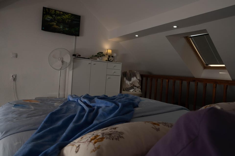 Bed, TV and multimedia, Bedroom