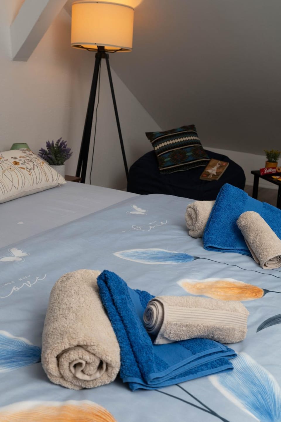 Bed, Bedroom, towels