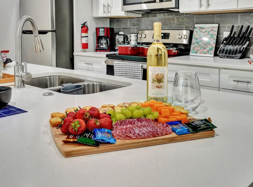 Coffee/tea facilities, Kitchen or kitchenette, Food and drinks, Food, Drinks, minibar, stove