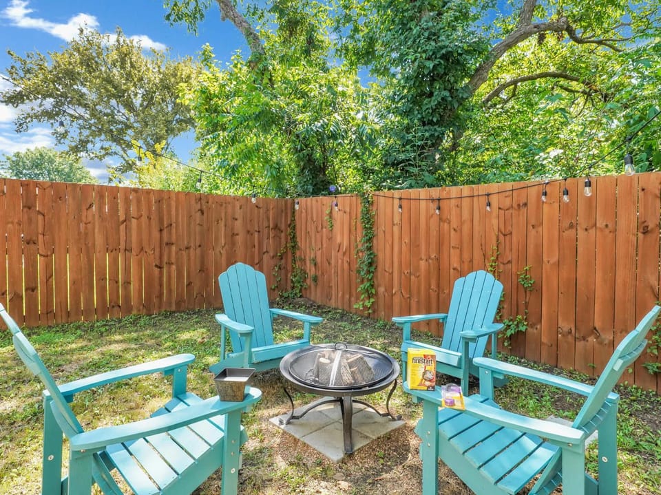 Waxahachie Walkup Backyard Oasis 1 Mi to DWTN Professionally Managed By Stay Albatross House in Waxahachie