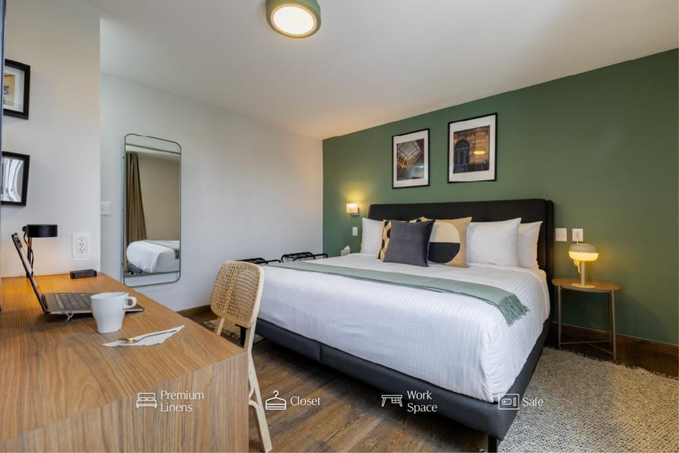 Bed, Photo of the whole room, Seating area, Bedroom