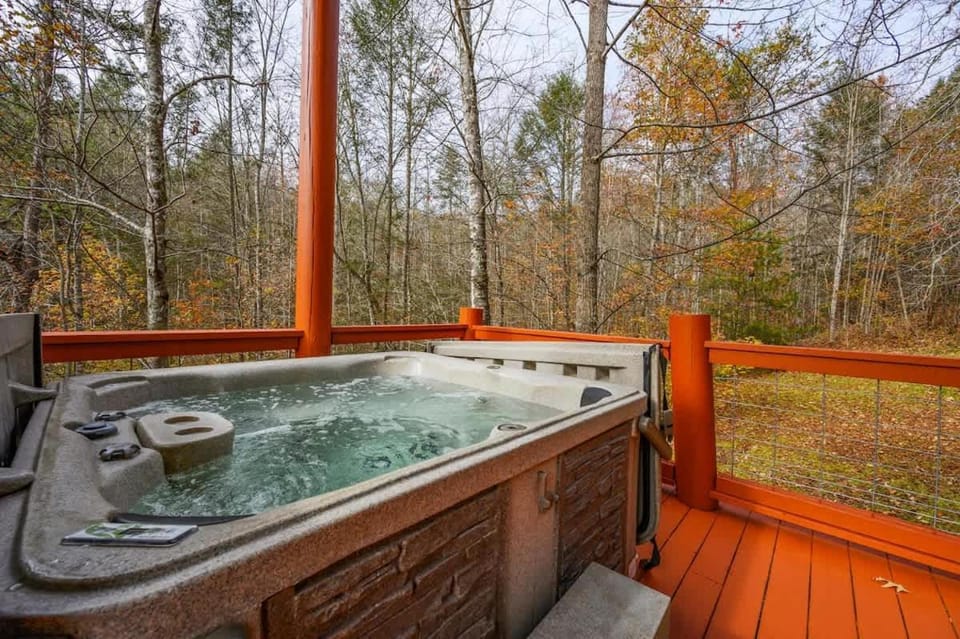 Splashing Treehouse! Private pool-Hot tub! House in Pittman Center
