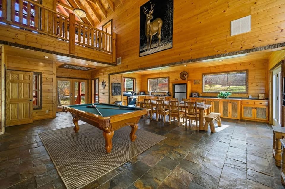 Splashing Treehouse! Private pool-Hot tub! House in Pittman Center