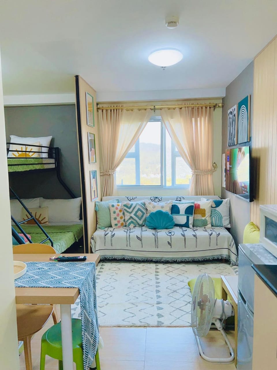 Bed, TV and multimedia, Living room, Decorative detail, Seating area, Dining area, Bedroom, bunk bed, microwave, minibar