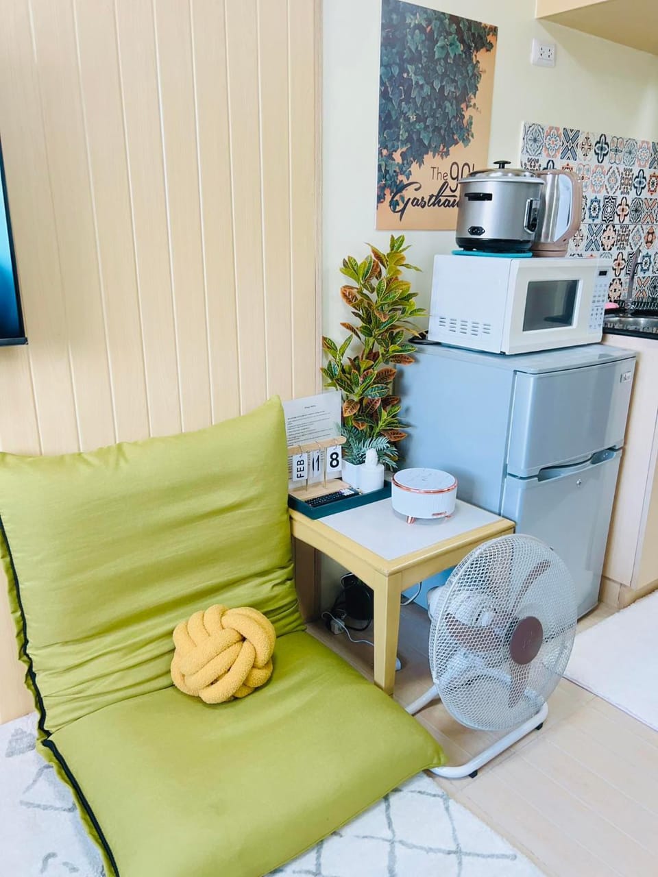 Kitchen or kitchenette, Seating area, furniture, microwave, minibar, stove