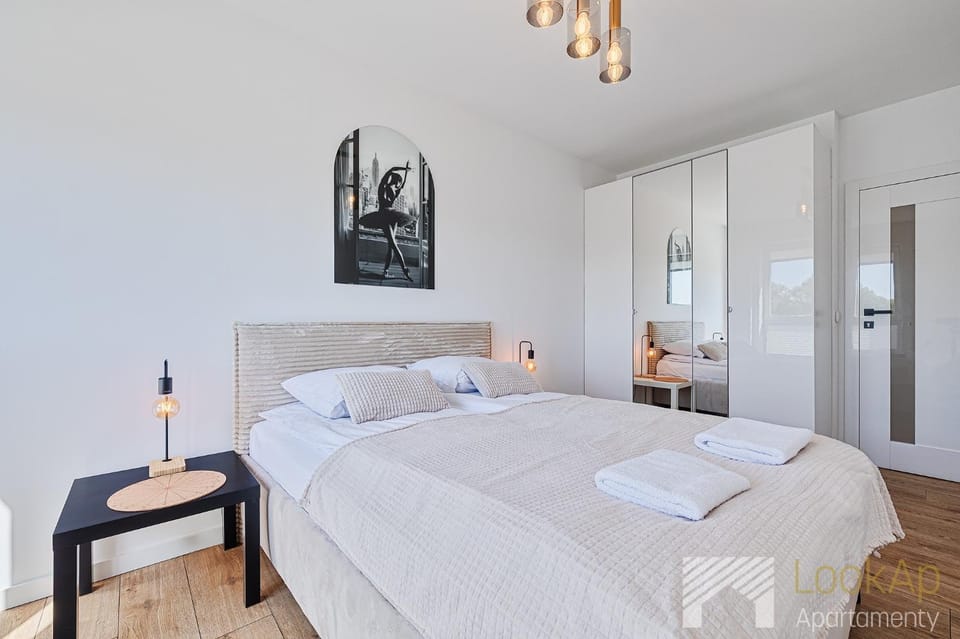 Bed, Bedroom, towels, wardrobe