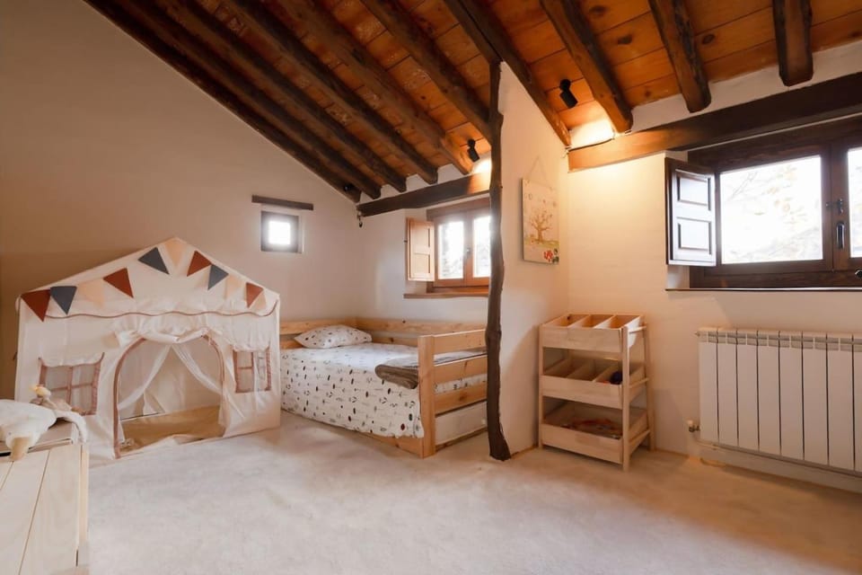 Photo of the whole room, children
