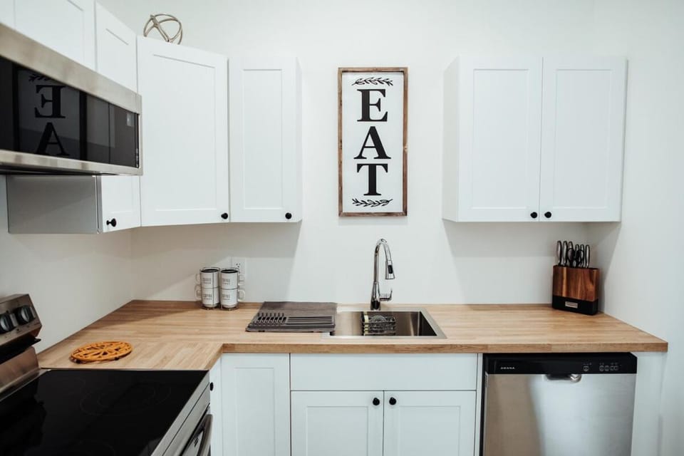 Coffee/tea facilities, Kitchen or kitchenette, dishwasher, stove