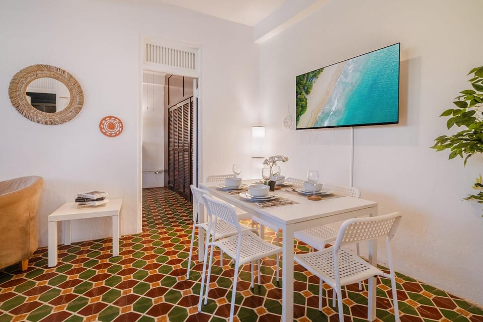 TV and multimedia, Living room, Seating area, Dining area