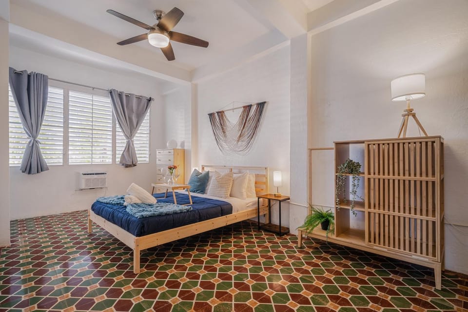 Bed, Living room, Photo of the whole room, Seating area, Bedroom, fireplace