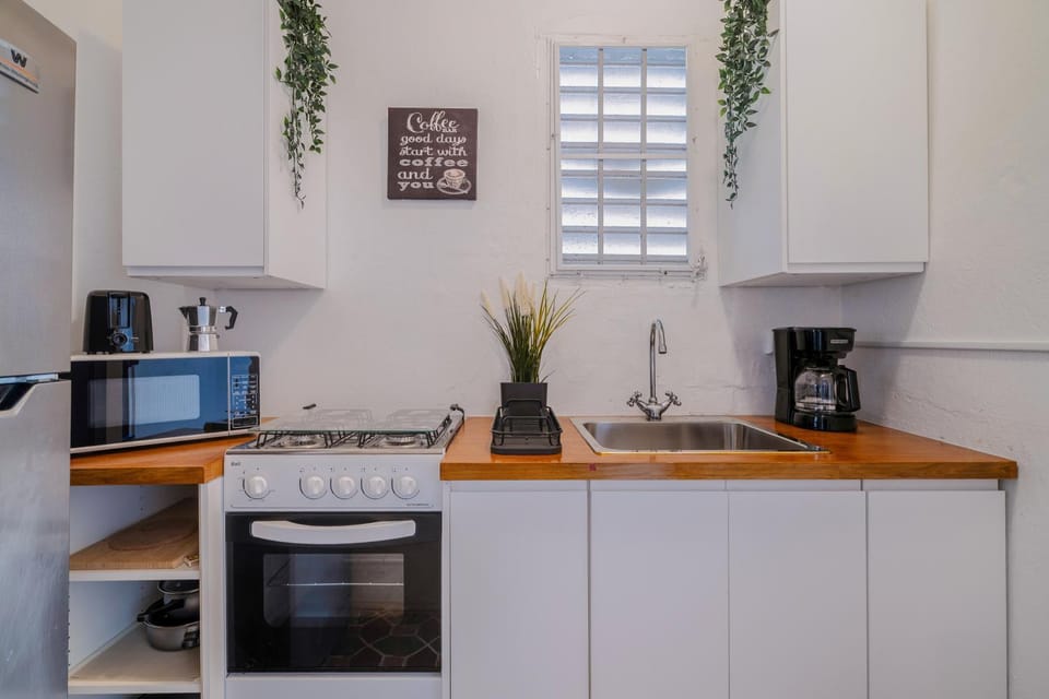 Coffee/tea facilities, Kitchen or kitchenette, minibar, stove, toaster