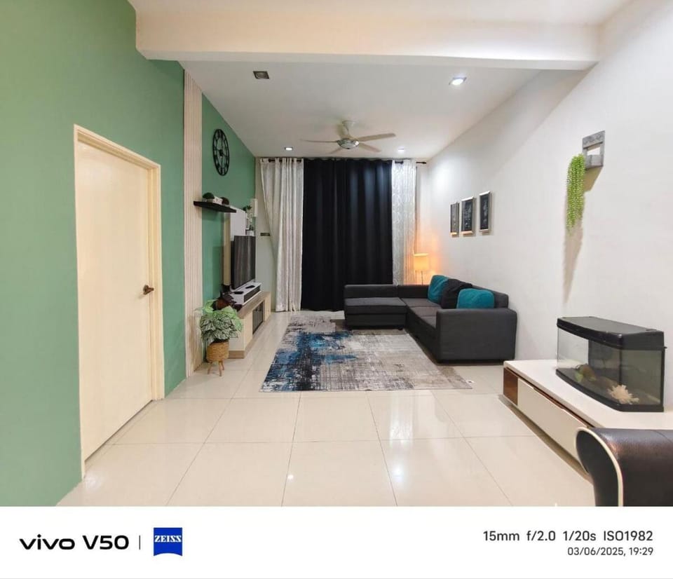 TV and multimedia, Living room, Seating area, Evening entertainment, air conditioner
