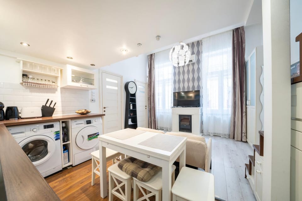 TV and multimedia, Kitchen or kitchenette, Living room, Seating area, dishwasher, oven, stove, toaster, washing machine, dryer