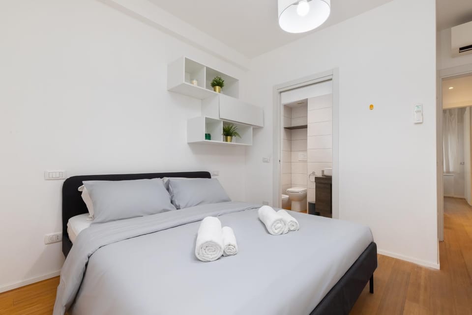 Bed, Photo of the whole room, Bedroom, towels