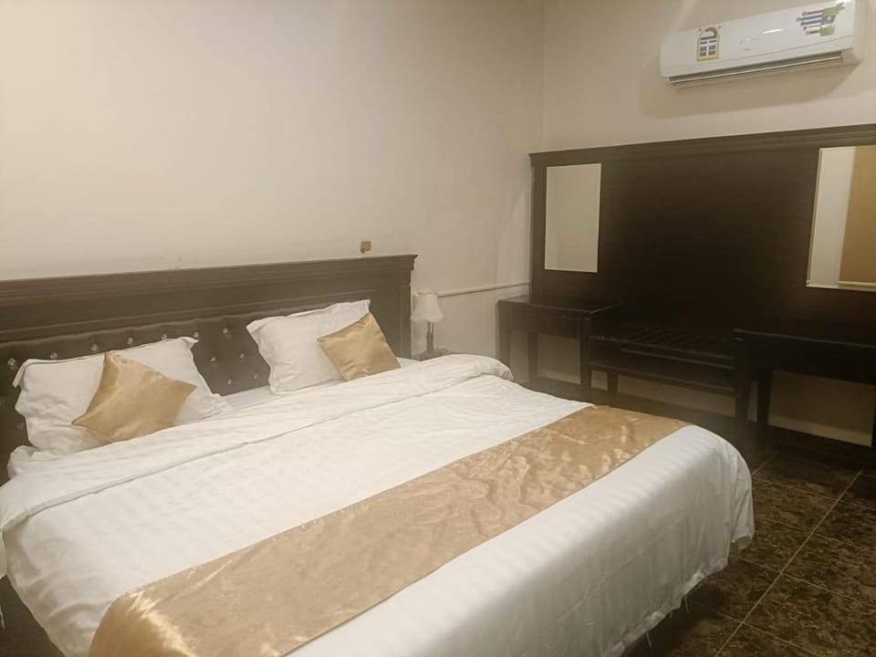 Bed, Photo of the whole room, Bedroom, air conditioner