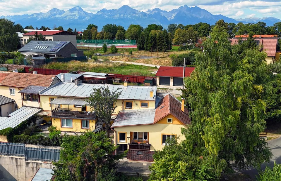 Property building, Nearby landmark, Day, Neighbourhood, Natural landscape, Bird's eye view, City view, Mountain view, Street view