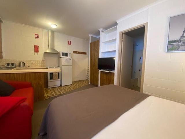 TV and multimedia, Kitchen or kitchenette, Photo of the whole room, stove