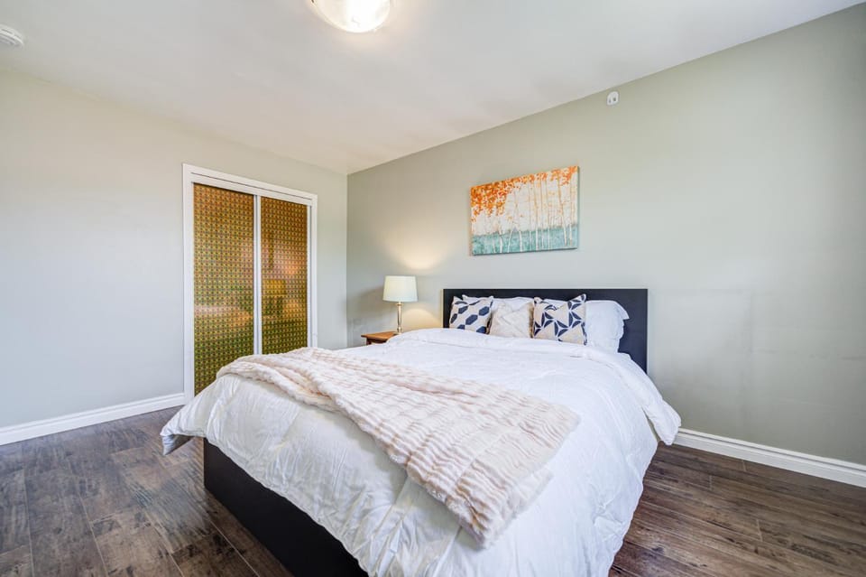 Nest in the Orchard--cozy room Bed and Breakfast in Markham