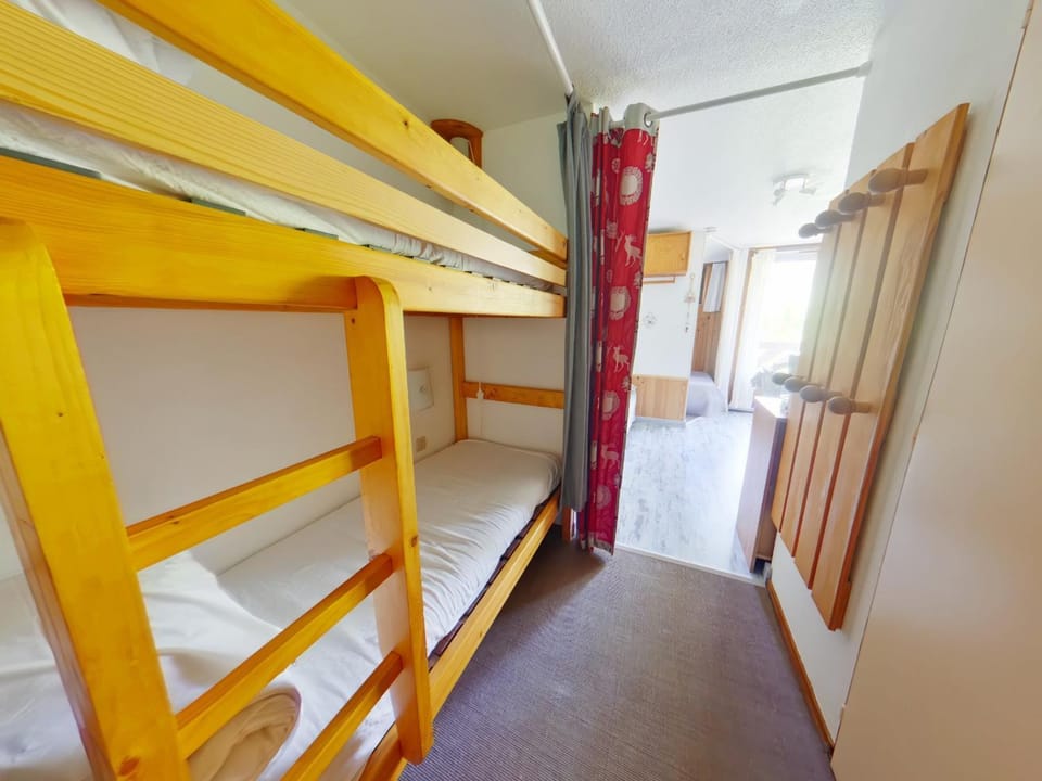 Studio lumineux avec loggia et parking aux Rousses - FR-1-834-3 Apartment in Jura