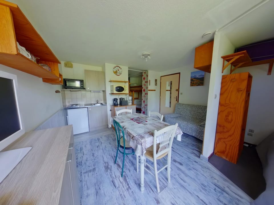 Studio lumineux avec loggia et parking aux Rousses - FR-1-834-3 Apartment in Jura