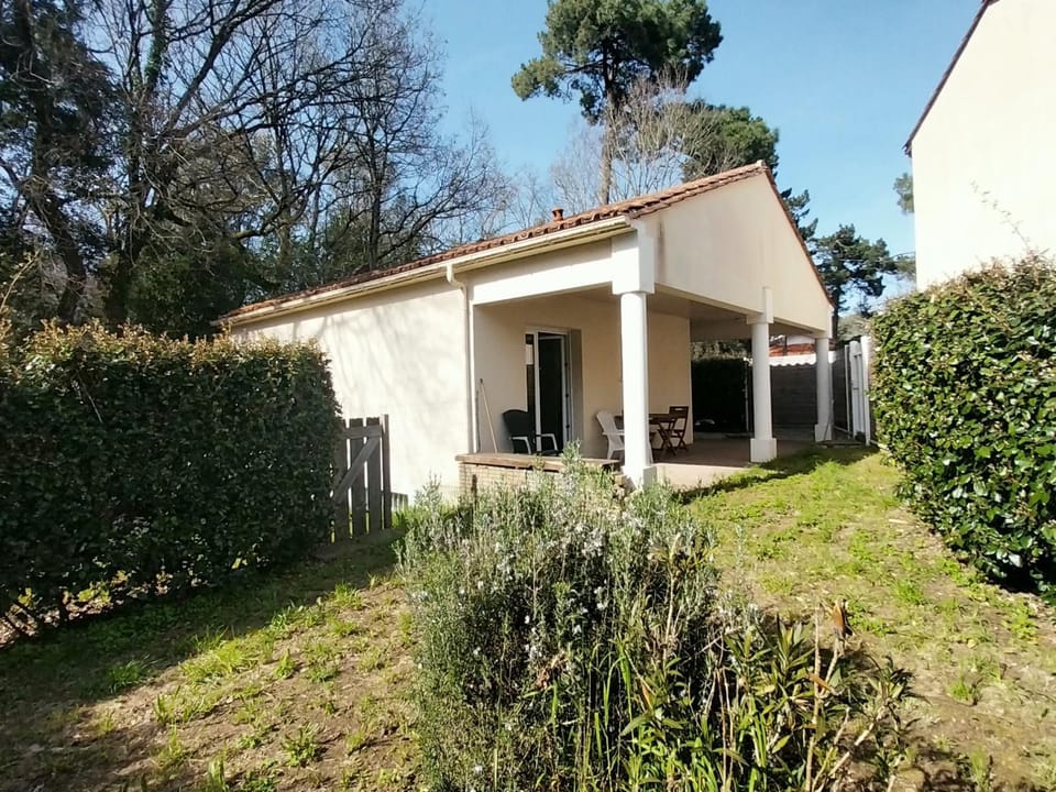 Appartement confortable avec jardin privatif, proche plage, idéal pour couple - FR-1-364-184 Apartment in Pays de la Loire
