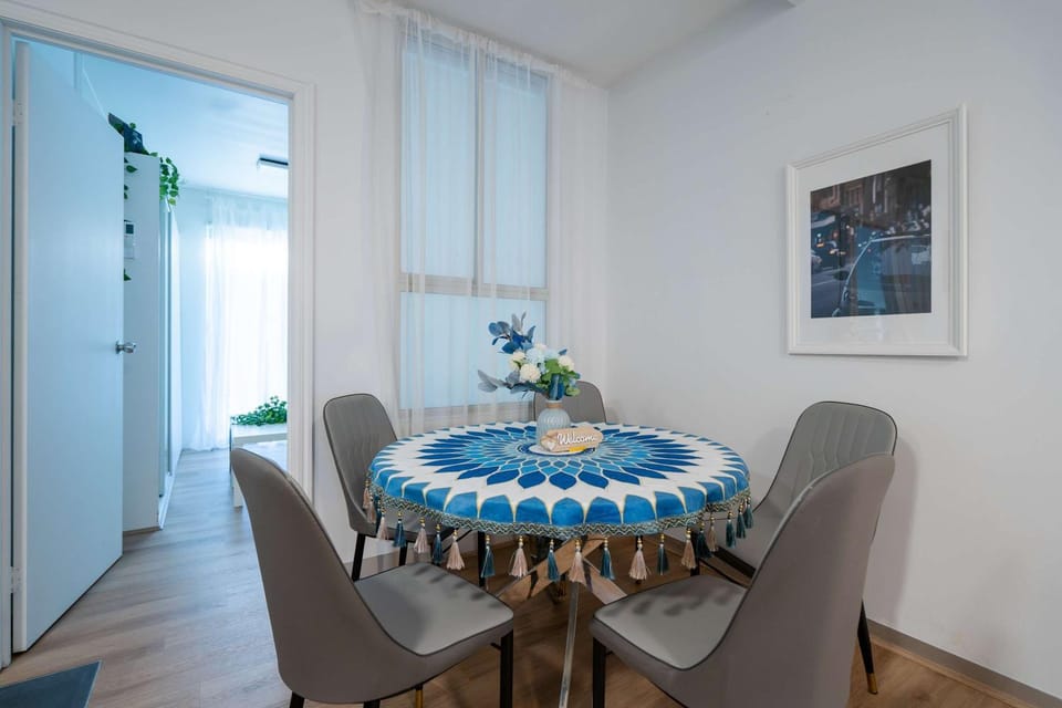 Seating area, Dining area