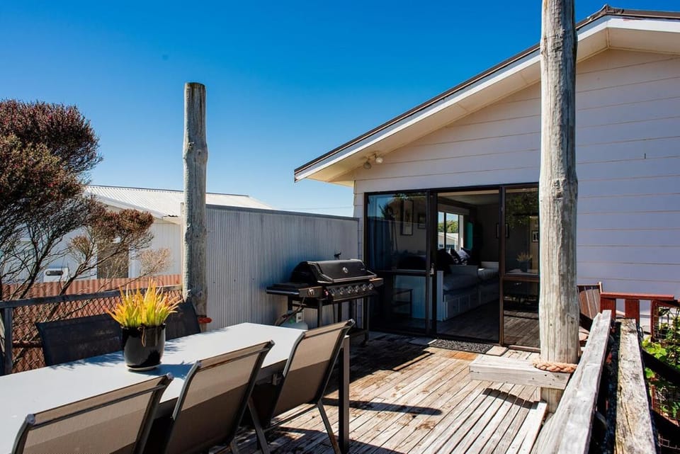 Brighton family bach - sea views House in Bay Of Plenty