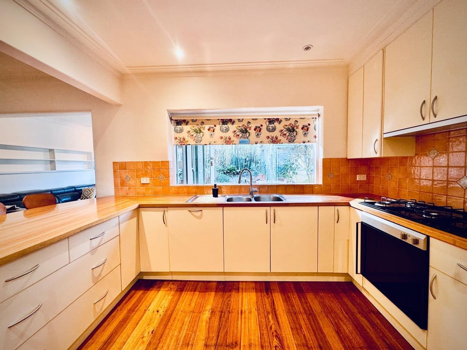 Cozy Beachside 5BR Home with Pool, Rumpus & King beds House in Hampton