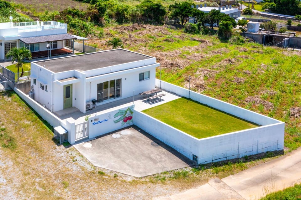 Large garden & BBQ possible! Kouri Island, 6 people can stay, parking lot available Kouri base Noa House in Okinawa Prefecture