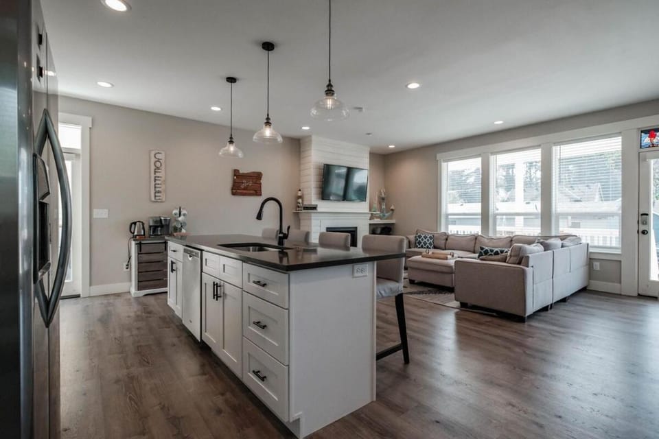 3BR Main House - Sauna, Hot Tub - Lincoln City House in Lincoln City