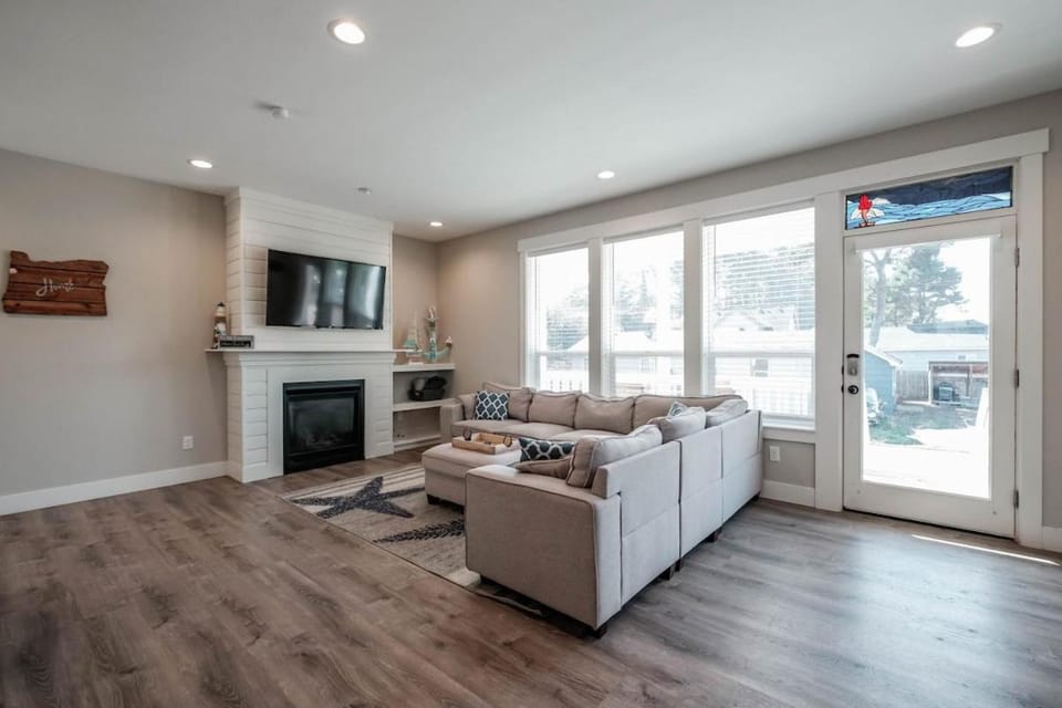 3BR Main House - Sauna, Hot Tub - Lincoln City House in Lincoln City