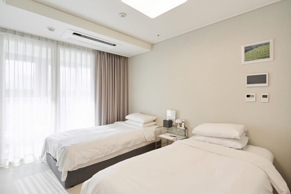Bed, Bedroom, air conditioner